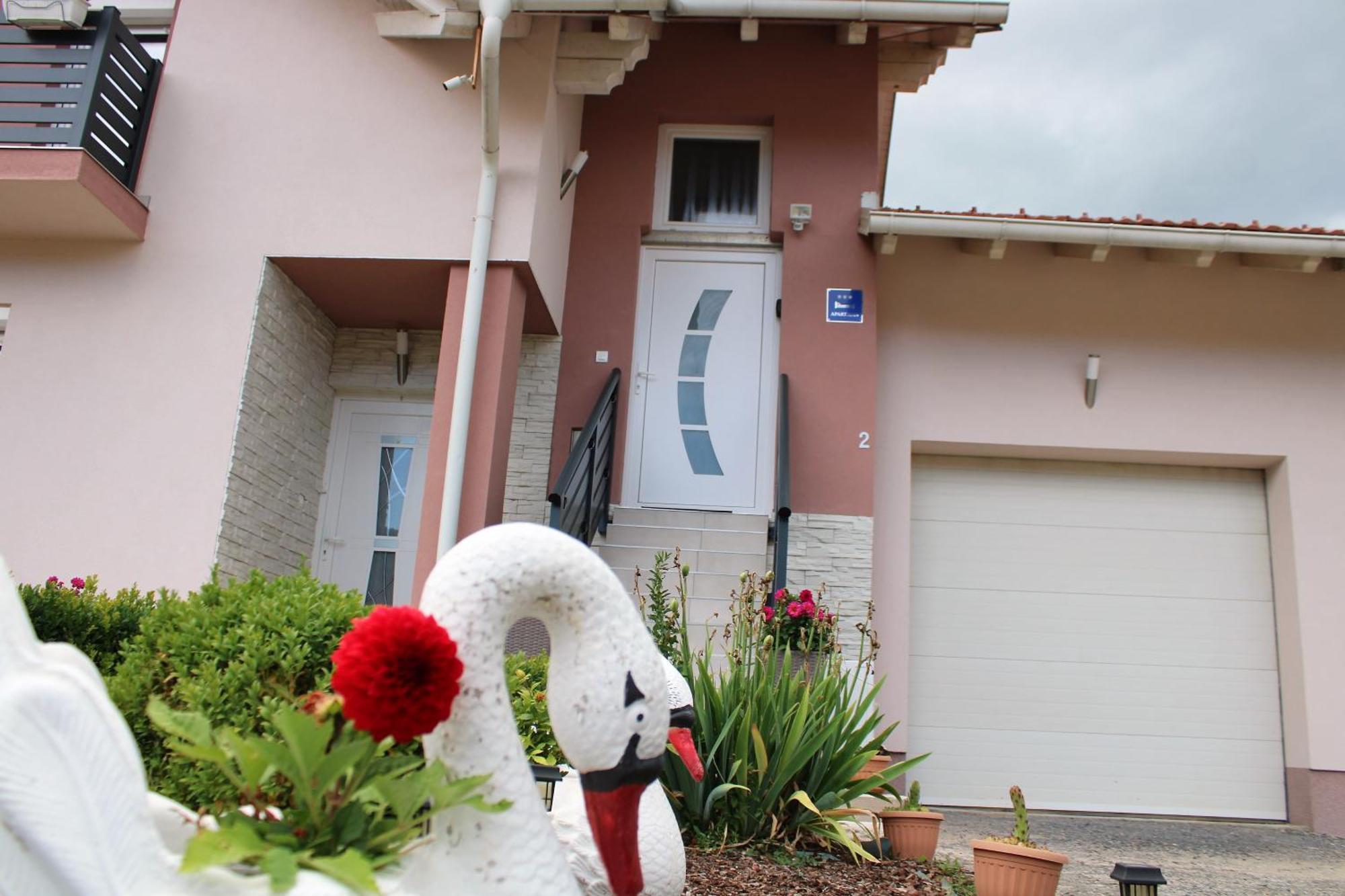 Apartman Swans Otočac Zewnętrze zdjęcie